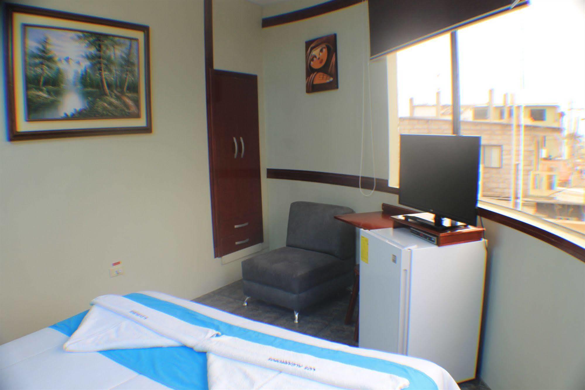 Hotel Los Algarrobos Puerto Baquerizo Moreno Esterno foto
