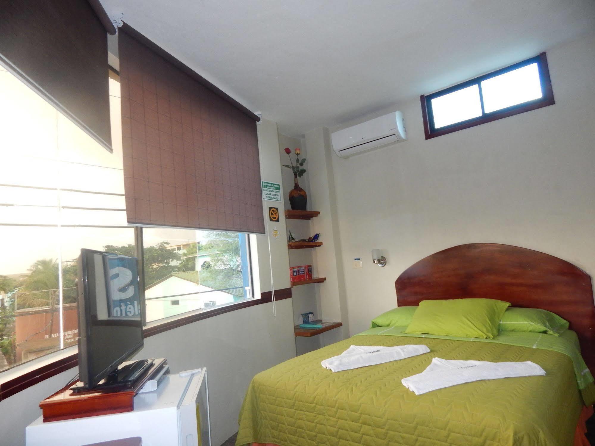 Hotel Los Algarrobos Puerto Baquerizo Moreno Esterno foto